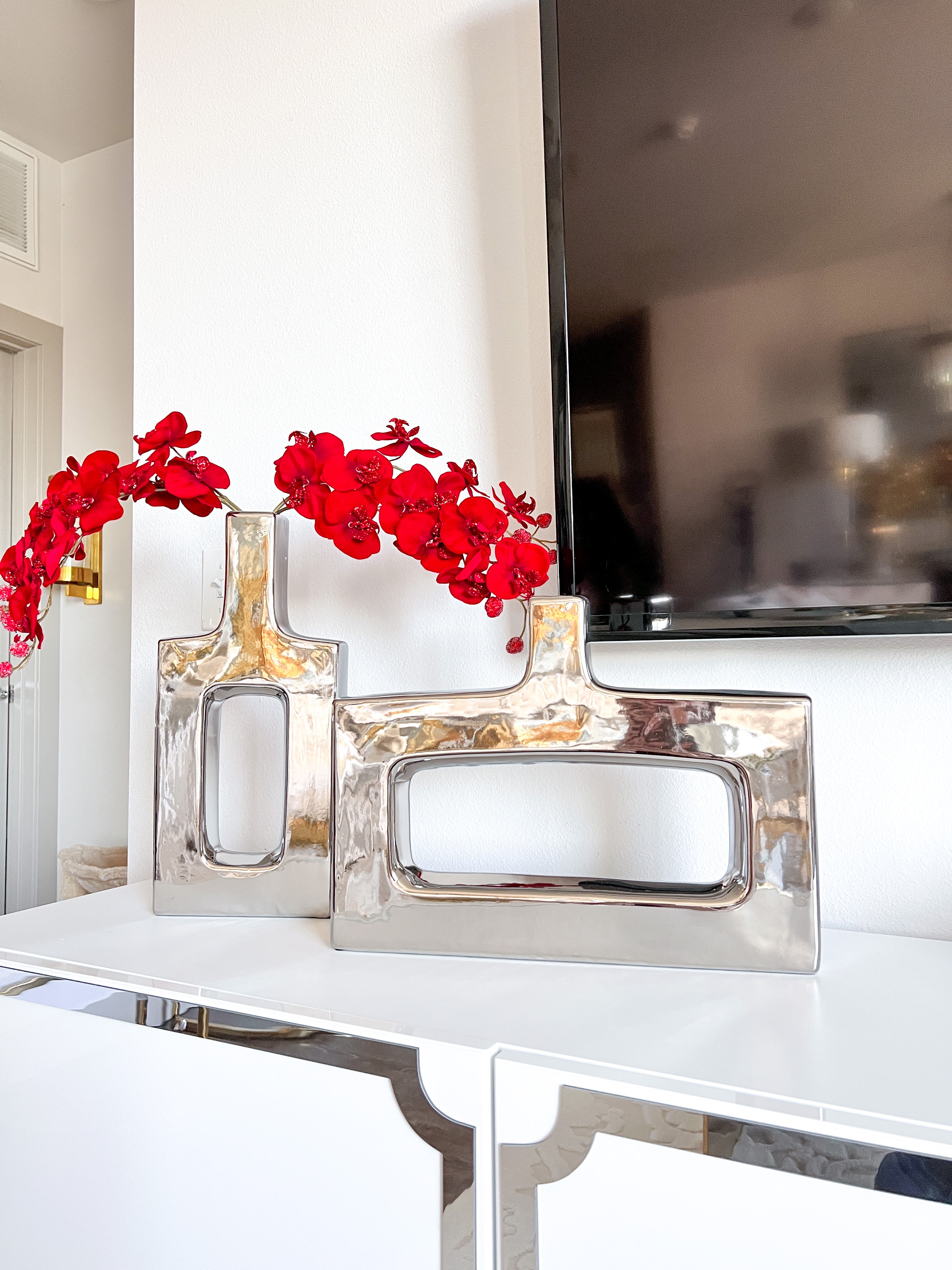 Silver Keyhole Vase ( Two Sizes) - HTS HOME DECOR
