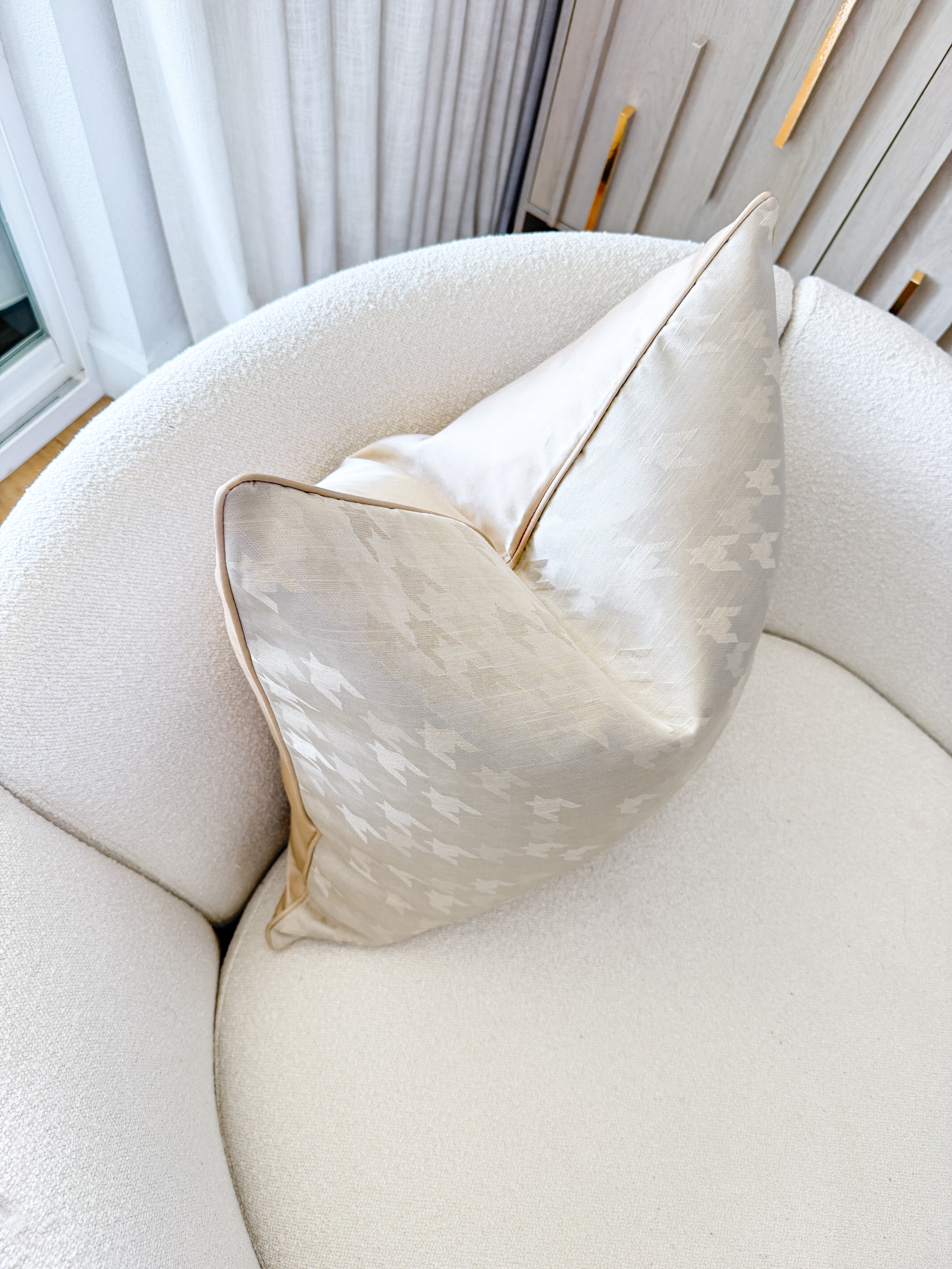 Champagne Hound Tooth Pattern  Throw Pillow Cover