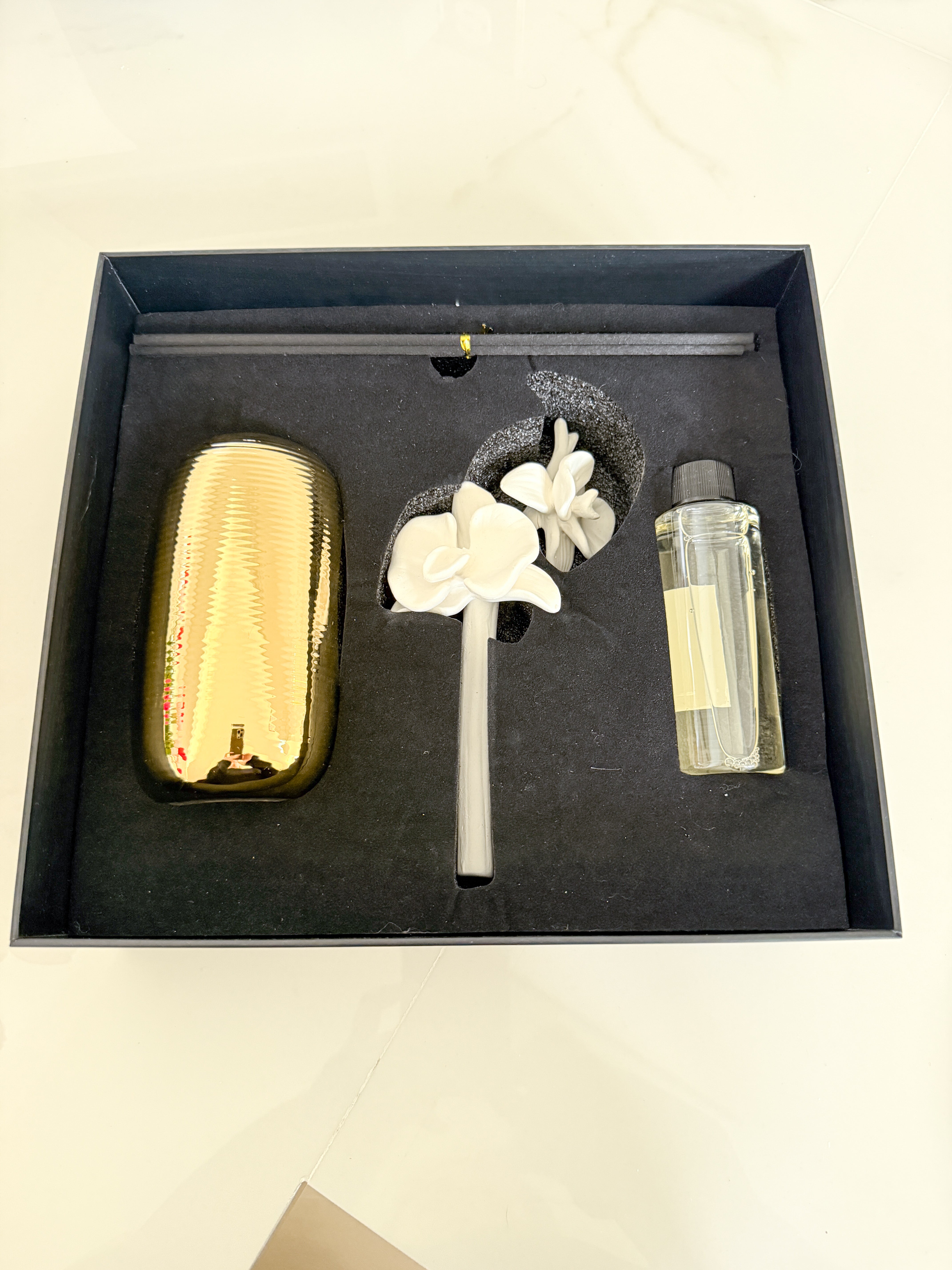 Gold with White Flower Diffuser Gift Set